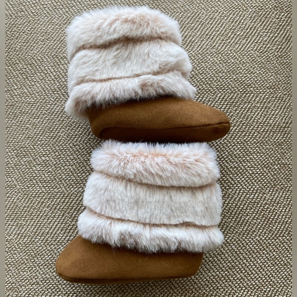 Infant Faux Fur Soft Sole Booties. Tan Brown W/Cream Colored Fur. Size 3-6 M. - Picture 2 of 12